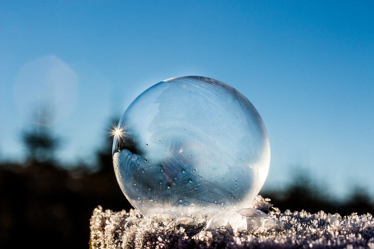 frozen-bubble-1943224_1280 (1).jpg